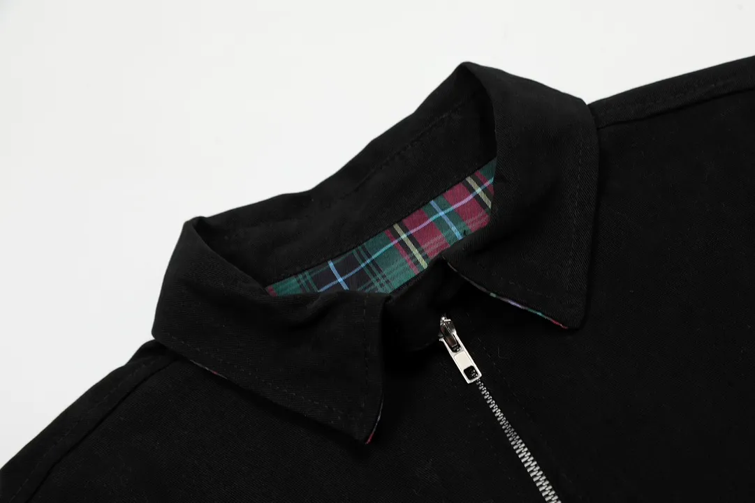 P306 💰Ralph Lauren/Ralph Lauren American vintage classic lapel old cadre retro jacket. Classic design. Timeless classic. The cotton fabric is thick and wide, showing a sense of vintage. The collar and cuffs are decorated with colorful plaid. It looks good on both men and women. Wear it as comfortable as you want. It focuses on relaxed retro YYDS. One piece for both men and women. An indispensable piece for autumn and winter. The most popular jacket at the moment. One hundred percent cotton twill is thick and thick, ⚠️correctly spaced red and green plaid lining, imported high-density embroidery. The Harrington jacket has a loose fit, is short and fat, and is super versatile. It is a clean fit and is suitable for both men and women. Color: Khaki Navy Black Size: M-XXL Size Length Bust Sleeve Length Shoulder Width M 67 110 61 L 68 114 62 XL 70 118 63 2XL 72 122 64
